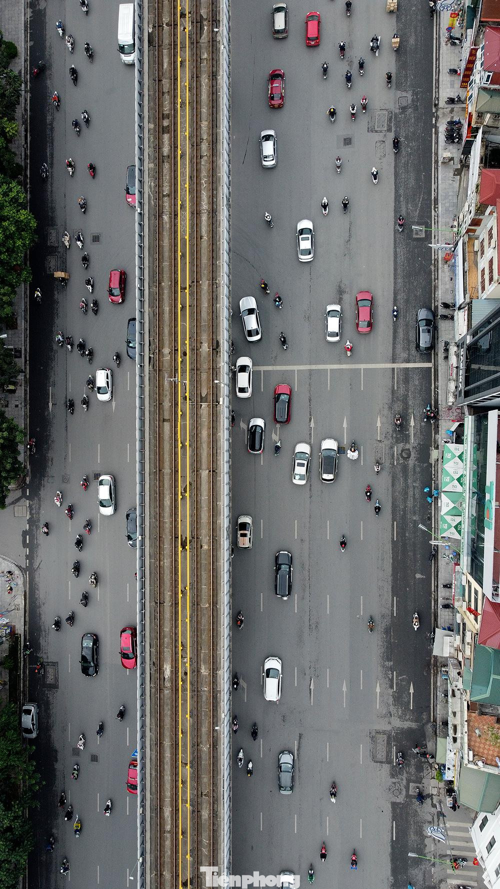 Đoạn đường khá thông thoáng trên phố Hoàng Cầu.