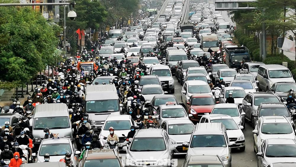 Hình ảnh ùn ứ tại nút giao Ngã Tư Sở những ngày đi làm của tuần trước.