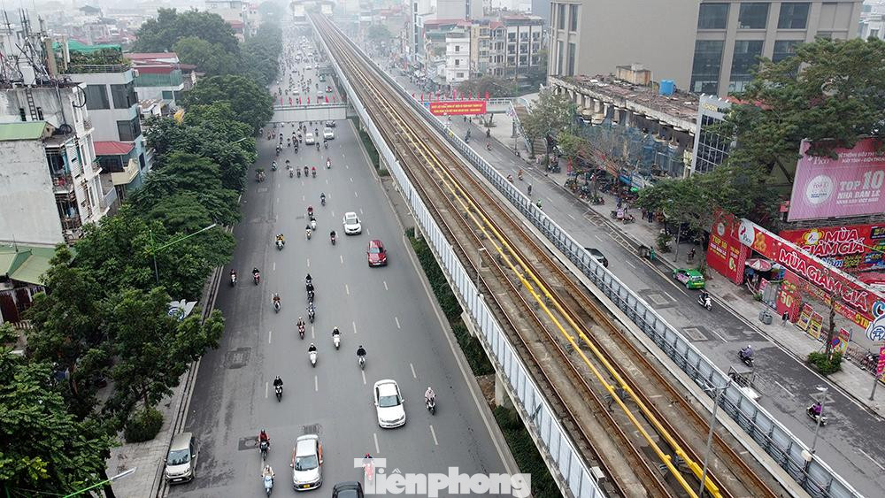 Dù vào giờ cao điểm đầu giờ sáng hay các thời điểm khác trong ngày, nhiều tuyến đường thường là điểm đen về giao thông thì đầu tuần bỗng trở nên thông thoáng lạ thường.