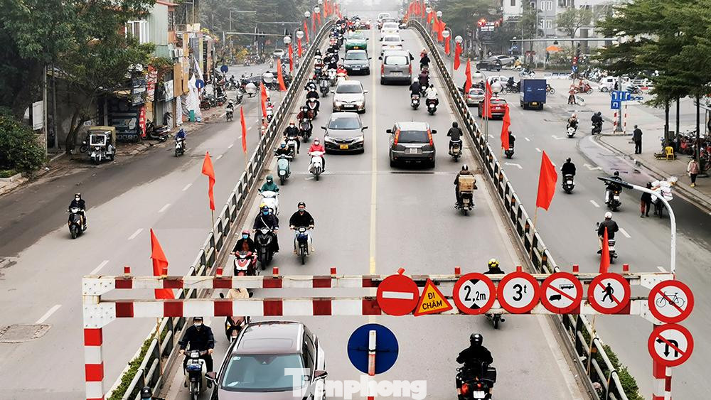 Tết Nguyên Đán Nhâm Dần đang đến gần, nhu cầu đi lại, mua sắm của người dân bắt đầu tăng cao, tình hình giao thông trên nhiều tuyến đường ở Thủ đô bắt đầu đông đúc xe cộ, tuy nhiên cảnh chen chân vì ùn tắc ít diễn ra tại Hà Nội.