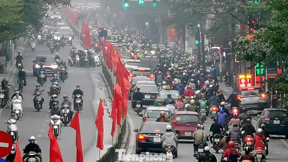 Đường Nguyễn Lương Bằng có phần đông đúc, tuy nhiên các phương tiện vẫn di chuyển được.