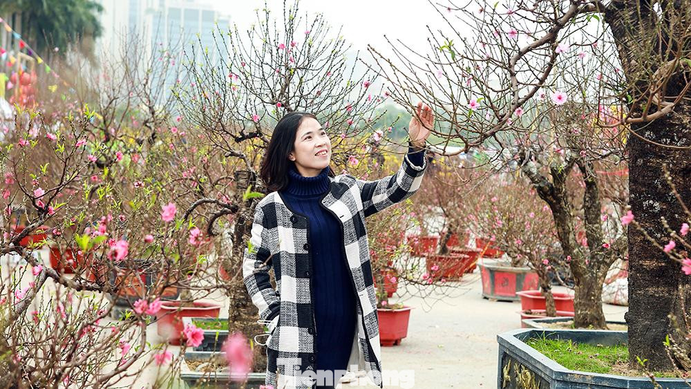 Hoặc một số chị em ghé qua &quot;check in&quot; với vườn hoa đào rực rỡ trong tiết trời cuối năm tuyệt đẹp như hôm nay.