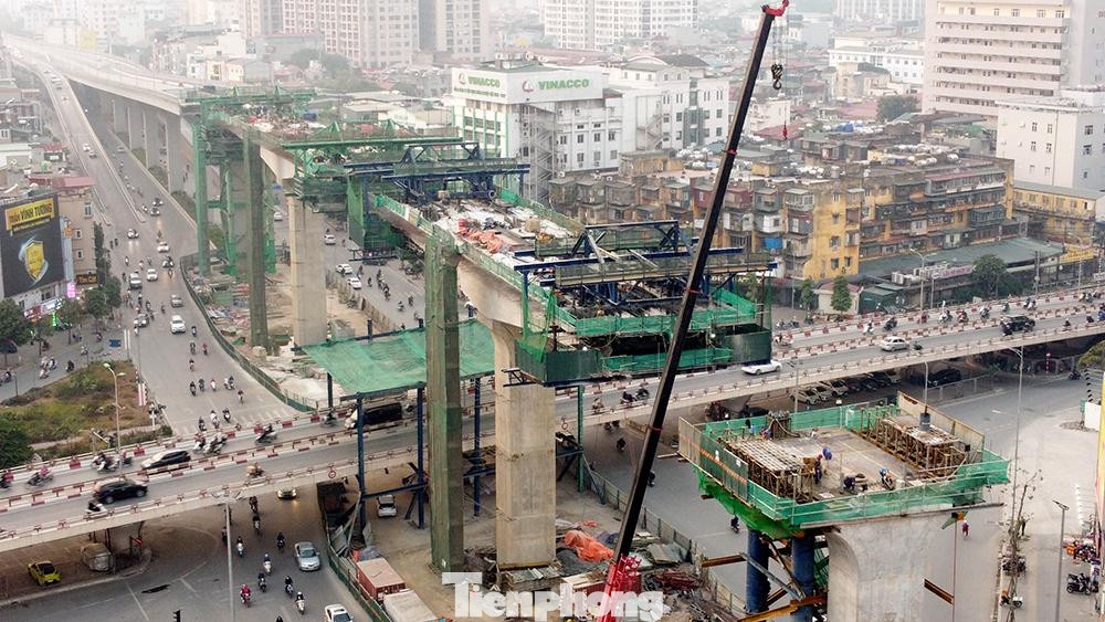 Công trình đang dần kết nối với đoạn đường trên cao tại phố Trường Chinh đã thông xe hơn 1 năm nay.