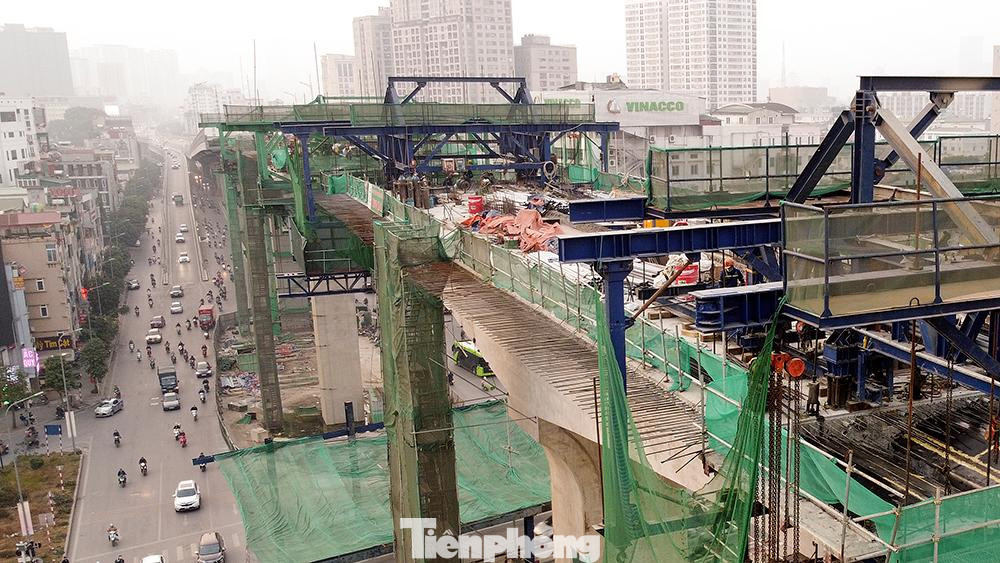 Đoạn cầu vượt tại điểm giao cắt phức tạp nhất dự án này, nhịp cầu cao tới 28m. Cao hơn gấp 1,5 lần so với các trụ cầu bình thường khác của dự án.