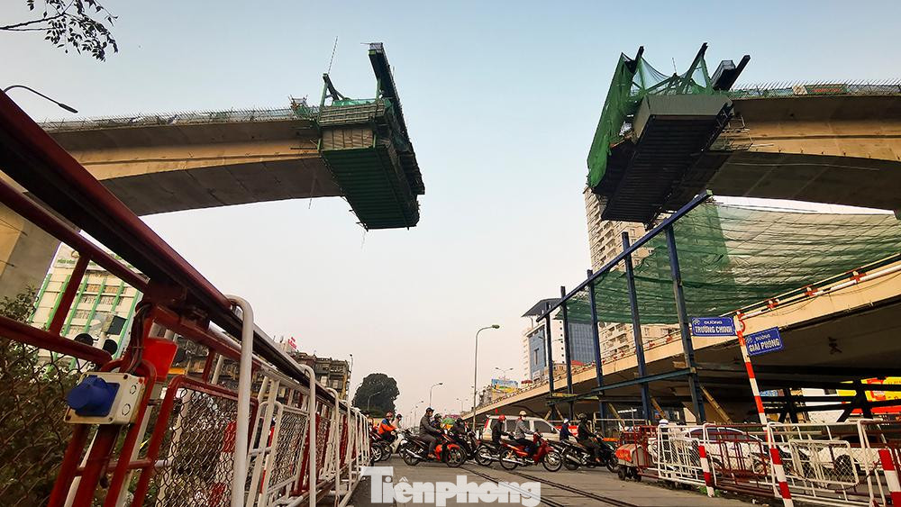 Tại dự án có cầu vượt cạn với 3 tầng giao thông và vượt tuyến đường sắt là đường Trường Chinh - Đại La, cầu vượt Ngã Tư Vọng và đường trên cao Vành đai 2.