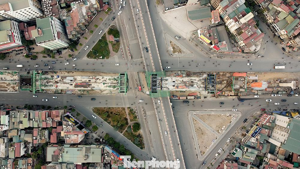 Toàn cảnh nhịp cầu cao nhất đường Vành đai 2 đang dần thành hình tại nút giao Ngã Tư Vọng.