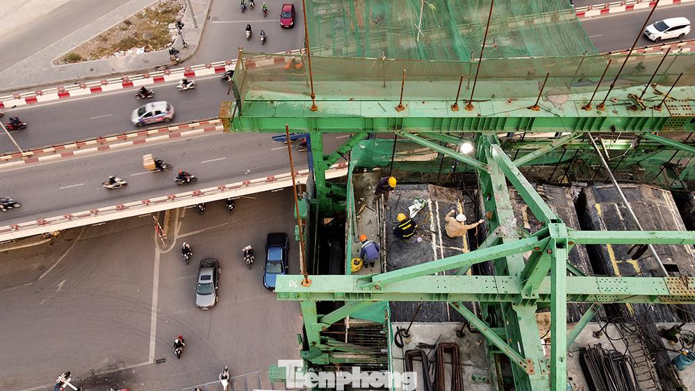 Công nhân đang tích cực ngày đêm thi công nhằm đáp ứng tiến độ của dự án.