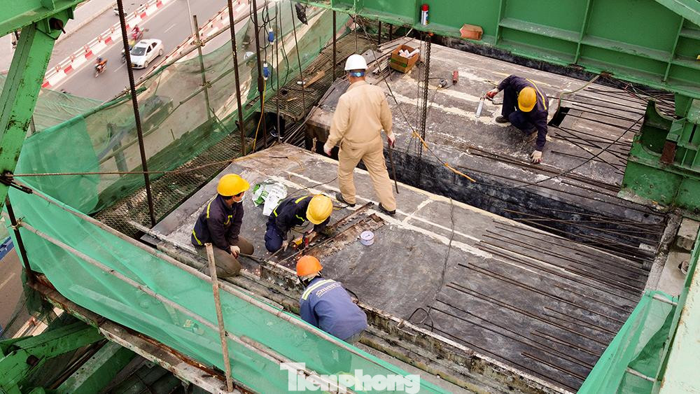 Toàn bộ nhịp cầu này được chia ra làm 9 ca đúc và chia ra hai đầu cùng thực hiện. Dự án được thi công với hệ xây dựng hiện đại có tên là &quot;Đúc hẫng cân bằng&quot;.