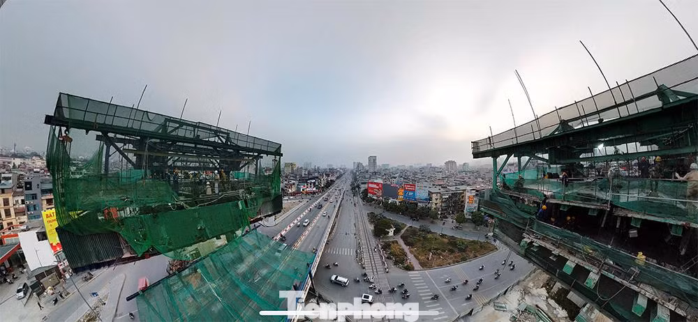 Dù ảnh hưởng bởi đại dịch COVID-19, dự án đường Vành đai 2 (Hà Nội) đoạn Minh Khai - Đại La vẫn đang khẩn trương tăng tốc thi công.