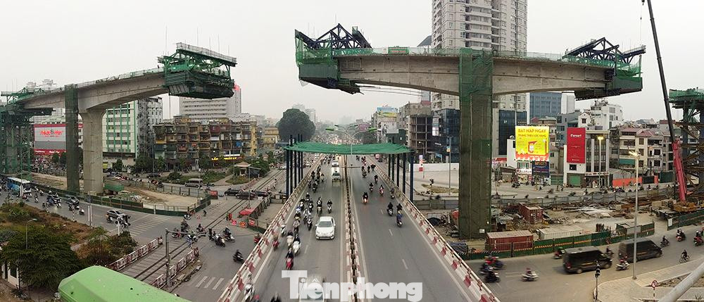 Dự án đường trên cao Vành đai 2 đang được thi công 2 gói thầu chính, với gói 1 là Cầu Vĩnh Tuy - Chợ Mơ đã hoàn thiện được khoảng 70% khối lượng công việc.