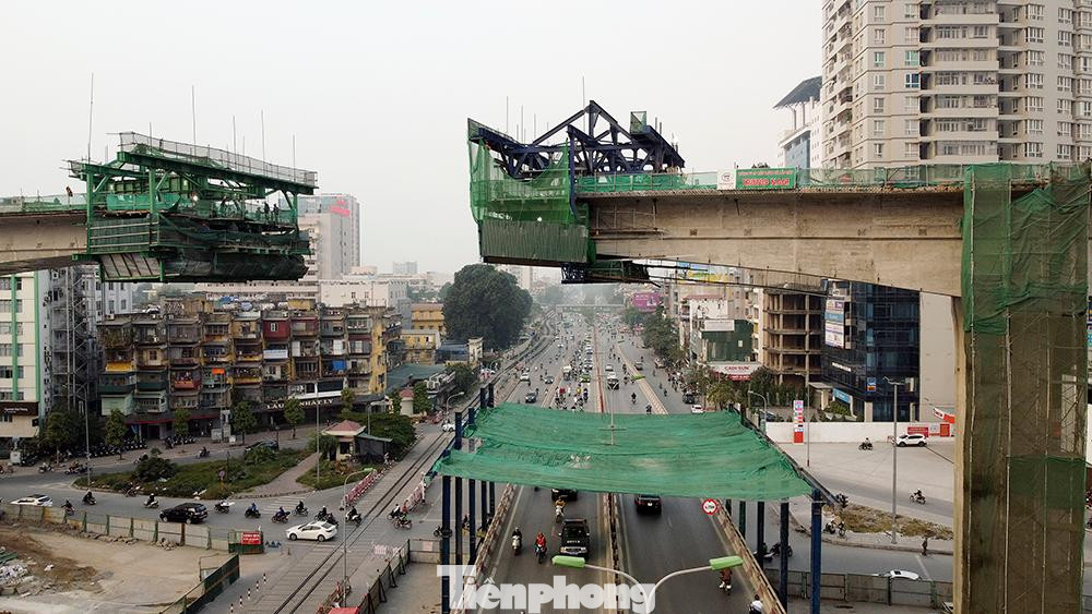 Nhịp cầu với chiều dài 90m này có tổng trọng lượng khoảng hơn 900 tấn bê tông. Phía dưới được nhà thầu bố trí lưới thép ngăn vật liệu rơi xuống mặt đường - nơi phương tiện tham gia giao thông vẫn hoạt động bình thường.