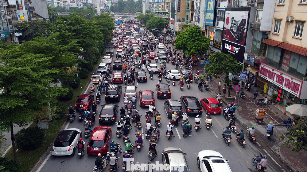 Đây là nút giao của các con đường có mật độ phương tiện lớn như đường Láng, Tây Sơn, Nguyễn Trãi và Trường Chinh.