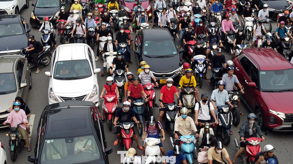 Xe máy bủa vây ô tô, ô tô bao vây xe máy trong giờ tan tầm chiều thứ 6.