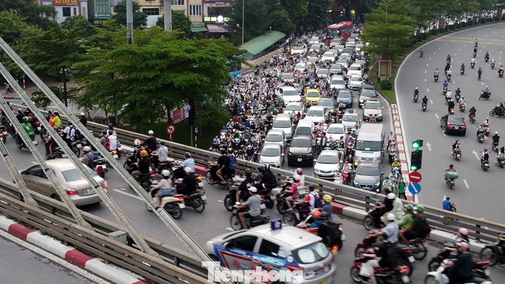 Cầu vượt Ngã Tư Sở tuy mật độ cao nhưng phương tiện có thể di chuyển được, phía dưới hàng ngàn phương tiện đứng im vì tắc cứng.