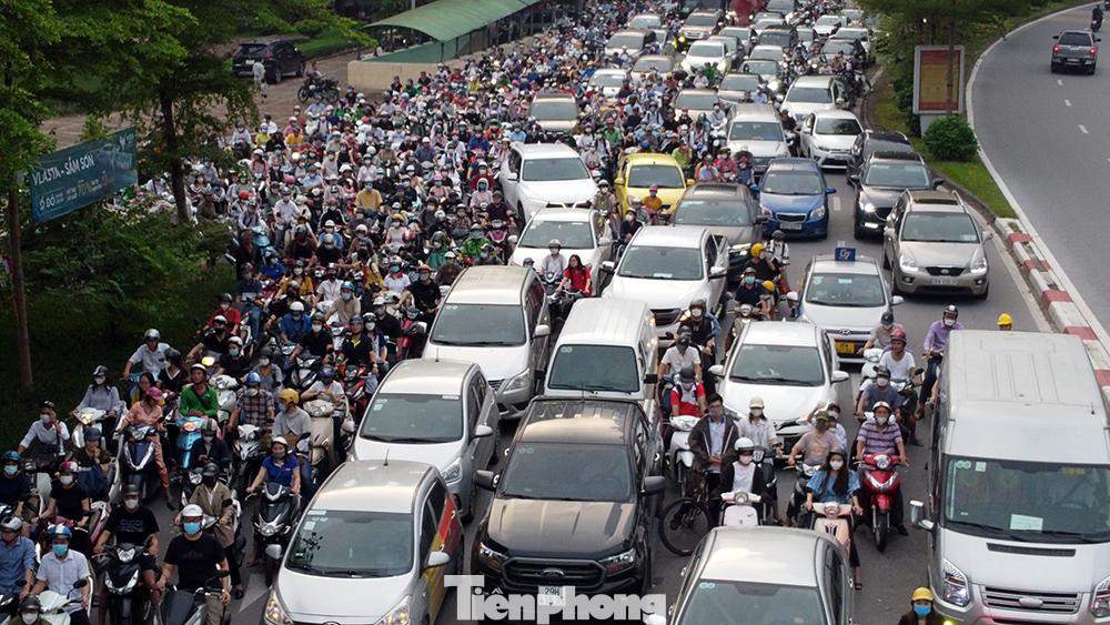 Phía đường Láng, các phương tiện phải chờ từ 3 đến 4 nhịp đèn mới di chuyển được qua ngã tư để hướng về đường Trường Chinh.