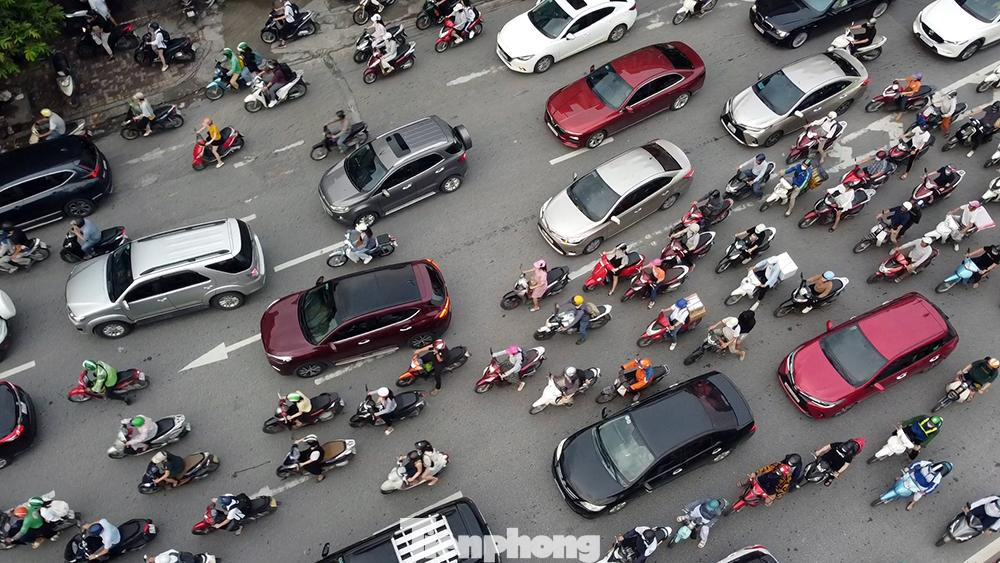 Trên đường Nguyễn Trãi, tuy cơ quan chức năng đã phân làn cứng nhưng các phương tiện vẫn cứ đan xen vào nhau trong giờ cao điểm.