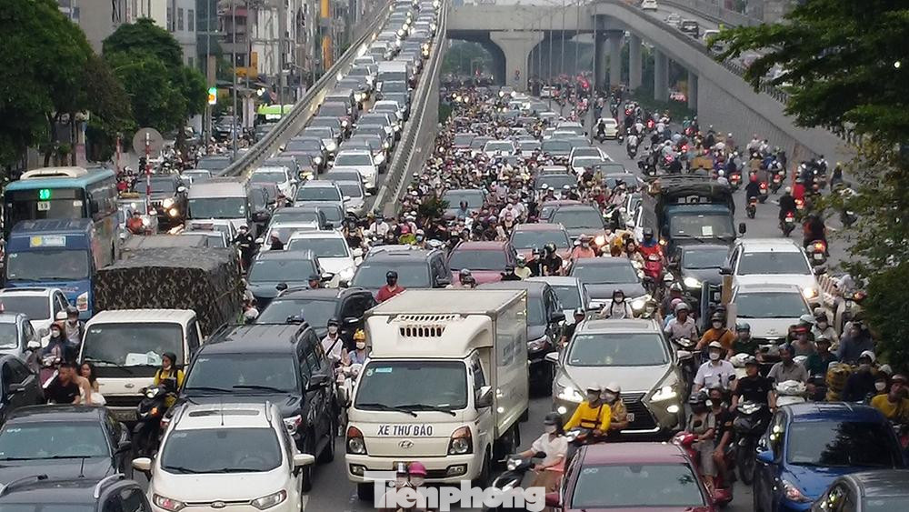 Cảnh tắc đường đoạn qua nút giao Ngã Tư Sở - Nguyễn Trãi vào giờ cao điểm chiều nay (9/9).