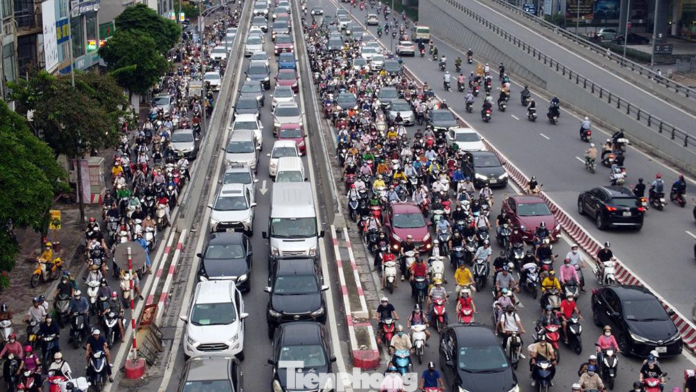 Cảnh tượng thường thấy đầu giờ sáng cũng như cuối ngày tại nút giao Ngã Tư Sở.