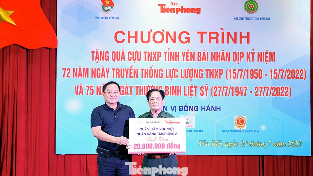 Thông qua báo Tiền Phong, Quỹ Vì tầm vóc Việt - Ngân hàng thương mại cổ phần Bắc Á trao 20 phần quà có tổng trị giá 20 triệu đồng đến cựu thanh niên xung phong tỉnh Yên Bái.