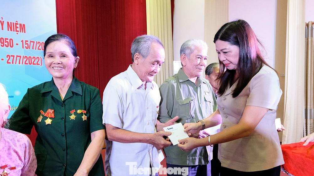 Đồng chí Hoàng Thị Vĩnh - Ủy viên Ban Thường vụ Tỉnh ủy, Trưởng ban Dân vận Tỉnh ủy Yên Bái trao quà tặng các cô, bác cựu thanh niên xung phong.