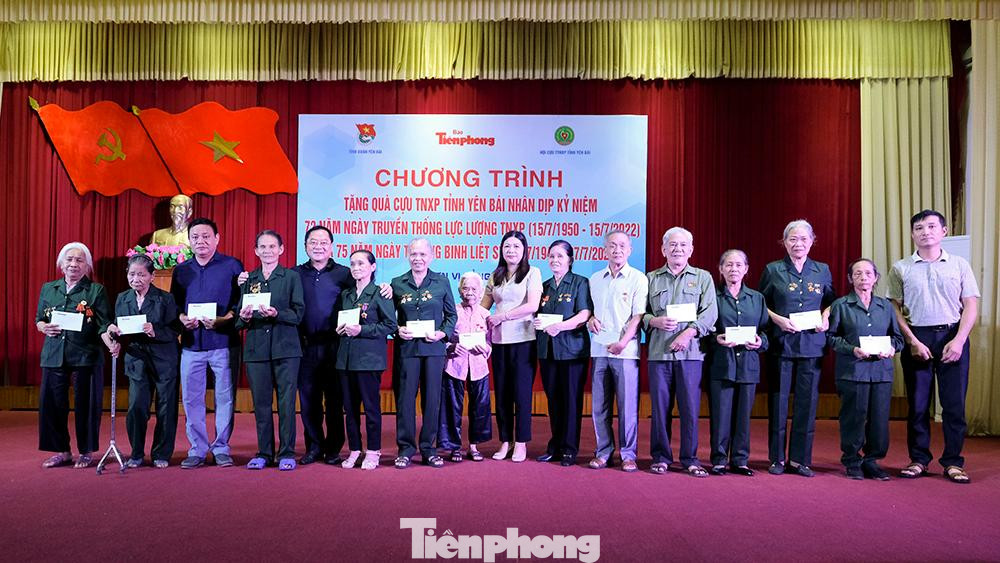 "Hơn 20 năm qua, báo Tiền Phong thường xuyên có các hoạt động đền ơn đáp nghĩa, sẻ chia với các cựu thanh niên xung phong có hoàn cảnh khó khăn. Dịp lễ tết và ngày truyền thống của lực lượng, báo vận động nguồn lực cũng như sự đồng hành của các đơn vị để tổ chức hoạt động giao lưu, thăm hỏi và tặng quà cựu thanh niên xung phong. Năm nay, báo Tiền Phong đã thăm hỏi 14 trung tâm chăm sóc người có công và có những hoạt động hỗ trợ với những trường hợp khó khăn", nhà báo Lê Xuân Sơn cho biết thêm.