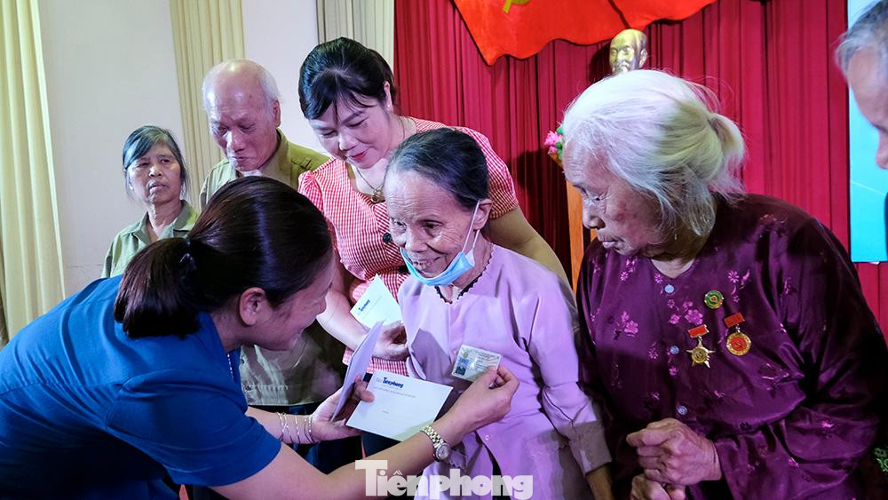 Đồng chí Đoàn Thị Thanh Tâm - Ủy viên Ban Chấp hành Đảng bộ tỉnh, Bí thư Tỉnh Đoàn - Chủ tịch Hội Liên hiệp Thanh niên Việt Nam tỉnh Yên Bái trao quà tặng các cô, bác cựu thanh niên xung phong.