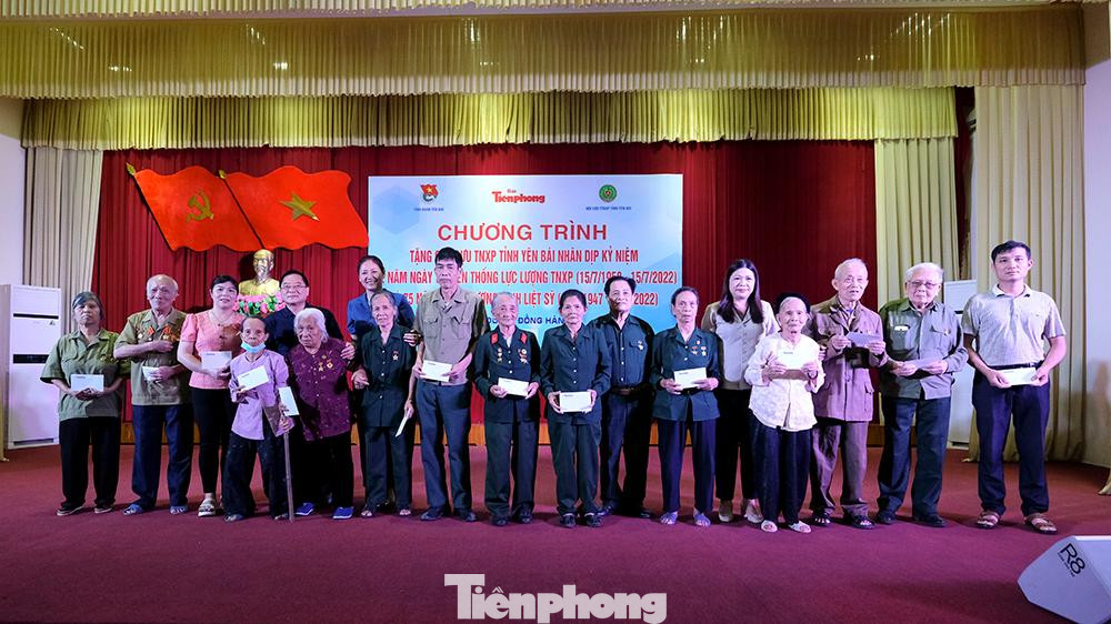 Tại chương trình, Ban tổ chức đã trao 30 suất quà, mỗi suất một triệu đồng tặng cựu thanh niên xung phong có hoàn cảnh khó khăn trên địa bàn tỉnh Yên Bái.