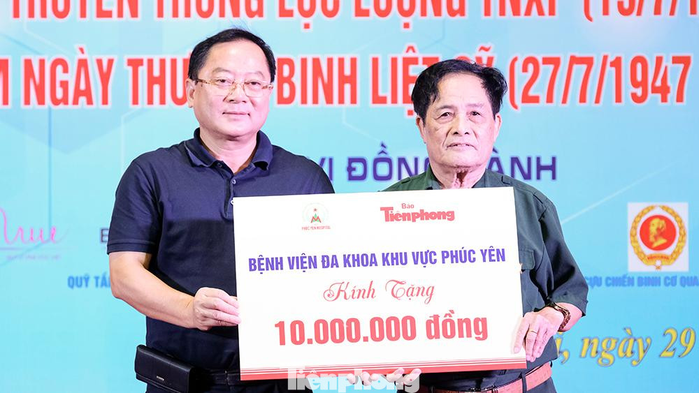 Thông qua báo Tiền Phong, Bệnh viên đa khoa khu vực Phúc Yên tri ân 10 phần quà có tổng trị giá 10 triệu đồng gửi tới cựu thanh niên xung phong tỉnh Yên Bái.