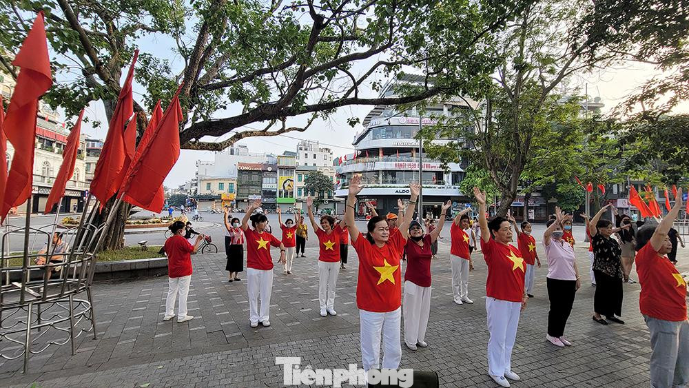 Không khí tại Hà Nội vô cùng mát mẻ, phù hợp cho người dân dạo chơi cũng như thể dục rèn luyện sức khỏe trong dịp nghỉ lễ kéo dài 4 ngày.