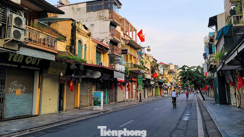 Phố cổ Hà Nội tĩnh lặng trong buổi sáng 2/9, hình ảnh trái ngược hoàn toàn vào những ngày thường.
