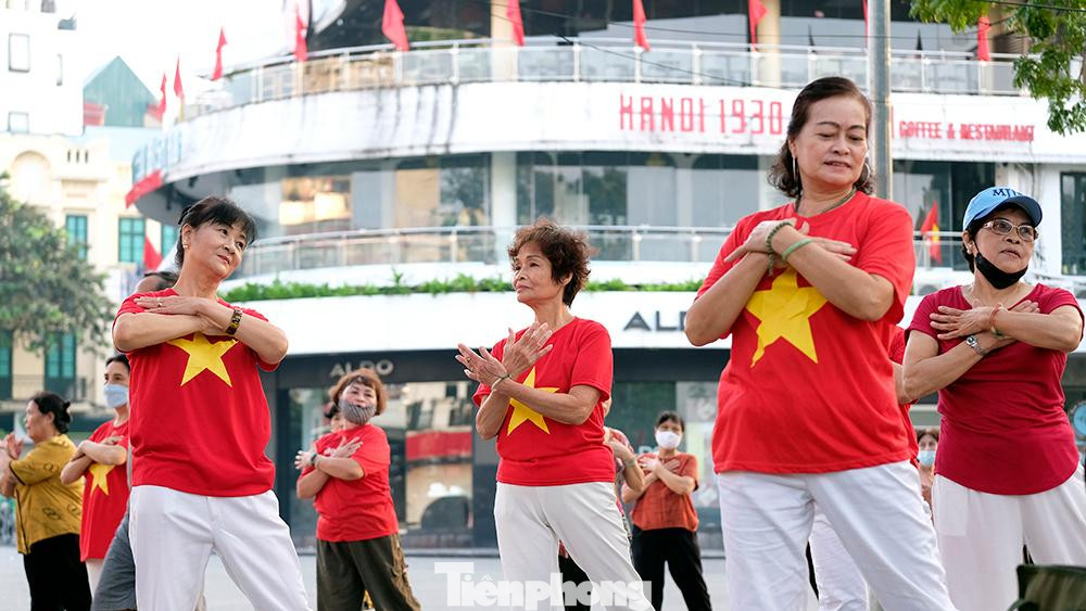 Cô Khanh (nhà ở ngõ Phất Lộc) sáng nay cùng toàn thể câu lạc bộ thể dục buổi sáng của người cao tuổi đã mặc áo cờ đỏ sao vàng tập thể dục bên hồ Hoàn Kiếm.