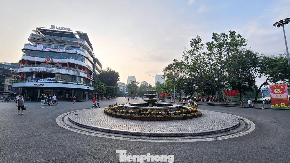 Đài phun nước cạnh hồ Hoàn Kiếm.