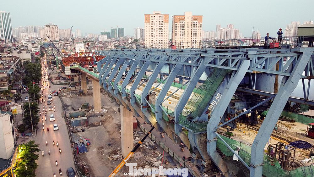 Với công nghệ MSS sau khi thi công xong một nhịp, toàn bộ hệ thống ván khuôn và đà giáo được di chuyển tới nhịp tiếp theo và bắt đầu công đoạn thi công như nhịp trước, cứ như vậy theo chiều dọc cầu cho đến khi hoàn thiện kết cấu nhịp.