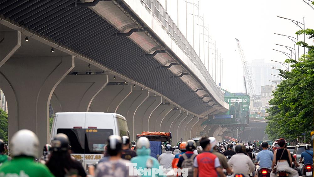 Tuyến đường bộ trên cao dọc đường Vành đai 2, đoạn từ cầu Vĩnh Tuy đến Ngã Tư Sở gồm cầu chính và cầu dẫn kết nối với các tuyến đường bên dưới, hệ thống chiếu sáng, thoát nước, tường chắn, hệ thống biển báo.