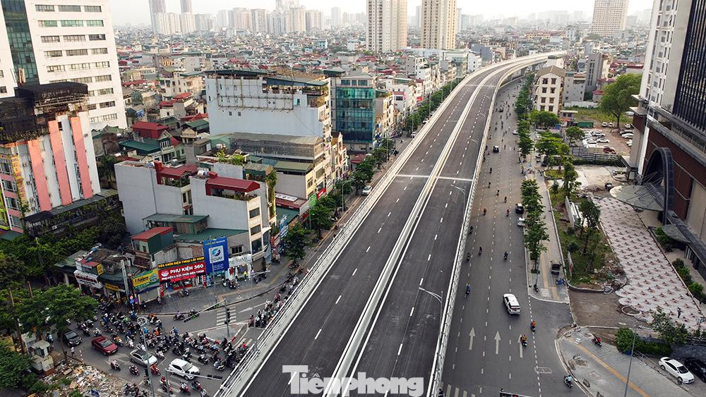 Đây là dự án do Tập đoàn Vingroup làm chủ đầu tư bao gồm xây mới tuyến đường bộ trên cao và mở rộng tuyến đường dưới thấp. Đến thời điểm hiện tại, tuyến đường đã có diện mạo mới.