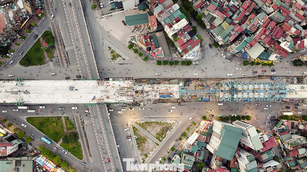 Công trình chạy qua Ngã Tư Vọng nhìn từ góc máy flycam. Nơi đây có nhịp cầu cao nhất và dài nhất trên tuyến đường Vành đai 2 trên cao đã được đổ bê tông đêm 24/3 vừa qua, chính thức hợp long tại nút giao 3 tầng Trường Chinh - Giải Phóng.