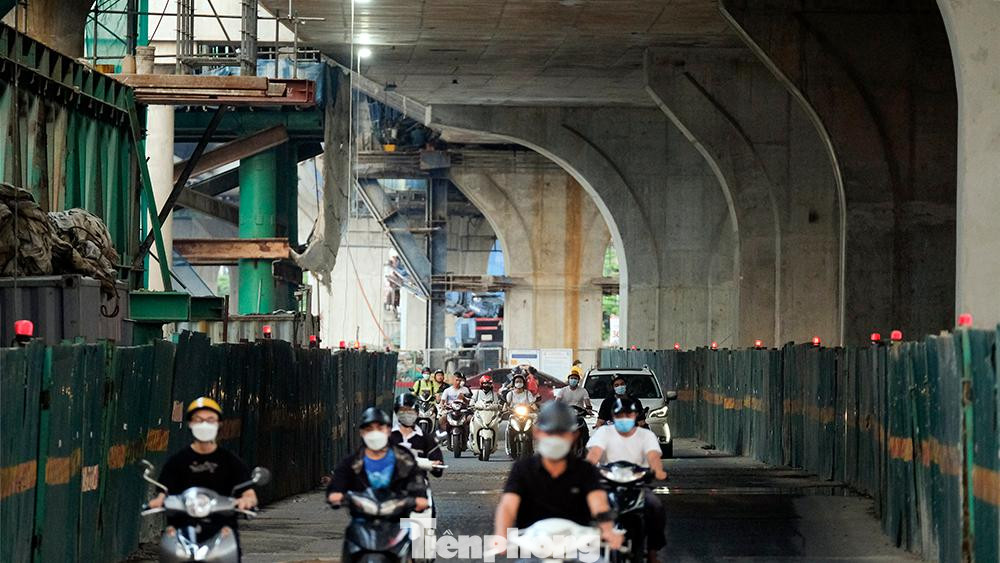 Toàn bộ dự án còn một vài điểm vẫn được quây tôn để thi công phần đường trên cao cuối cùng.