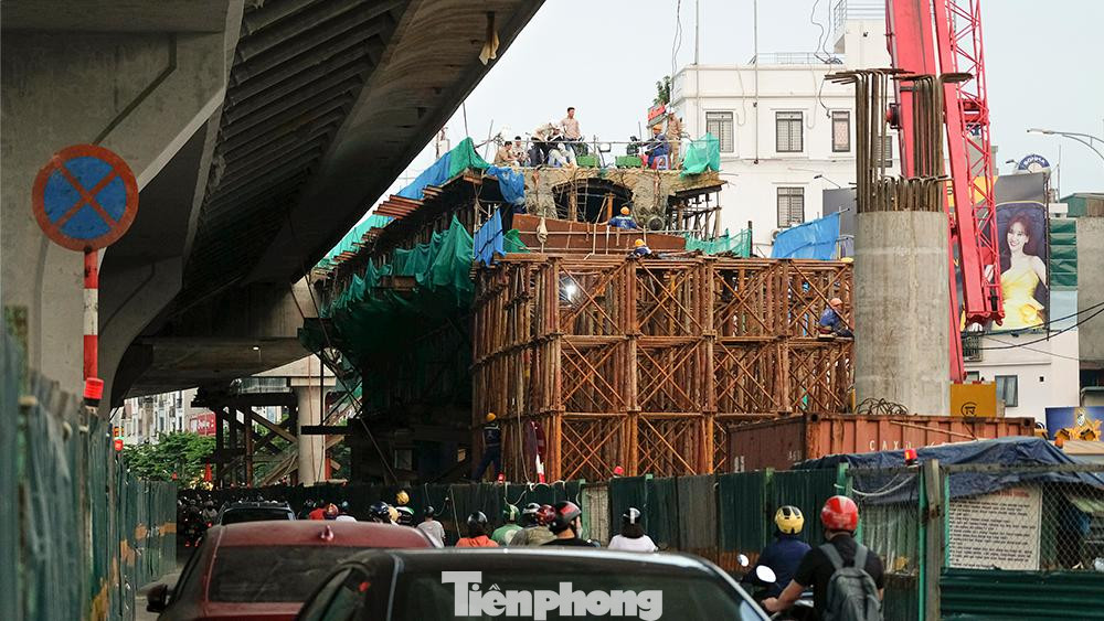 Đường dẫn lên xuống của đường trên cao đoạn chạy trên phố Đại La đang được thi công hoàn thiện.