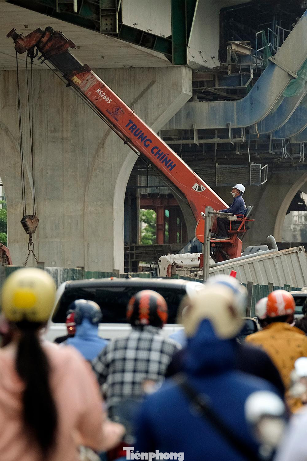 Đoạn tuyến trên cao toàn dự án bao gồm các hạng mục: Cầu chính (bề mặt 19 m), cầu dẫn (bề mặt 7 m) và các nhánh dẫn kết nối với đường bên dưới tại 3 vị trí là cầu Vĩnh Tuy, Ngã Tư Vọng và Ngã Tư Sở.