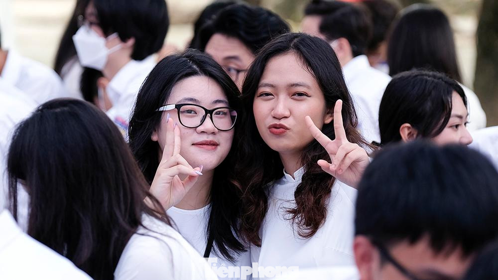 Tại ngôi trường THPT Chu Văn An (Hà Nội) với bề dày 115 năm lịch sử, các nữ sinh duyên dáng trong tà áo trắng tinh khôi trong ngày khai giảng năm học mới.