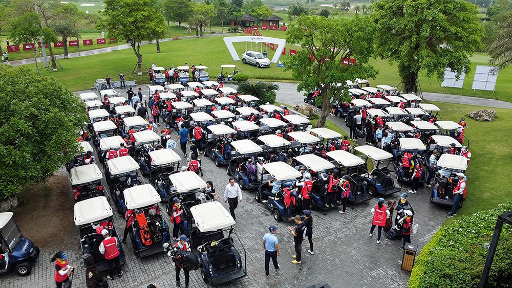 "Thông qua giải đấu, sẽ giúp tăng cường mối quan hệ, sự giao lưu và chia sẻ về cuộc sống và công việc, có nhiều hoạt động hướng về thành phố, góp phần xây dựng và phát triển thành phố Hải Phòng ngày càng văn minh, hiện đại", bà Trần Thị Hoàng Mai - Giám đốc Sở Văn hóa Thể thao thành phố Hải Phòng, Phó trưởng Ban tổ chức Giải Vô địch Golf Quốc gia 2022 - Cúp VinFast, cho biết như vậy tại buổi lễ khai mạc vào sáng nay (24/4).