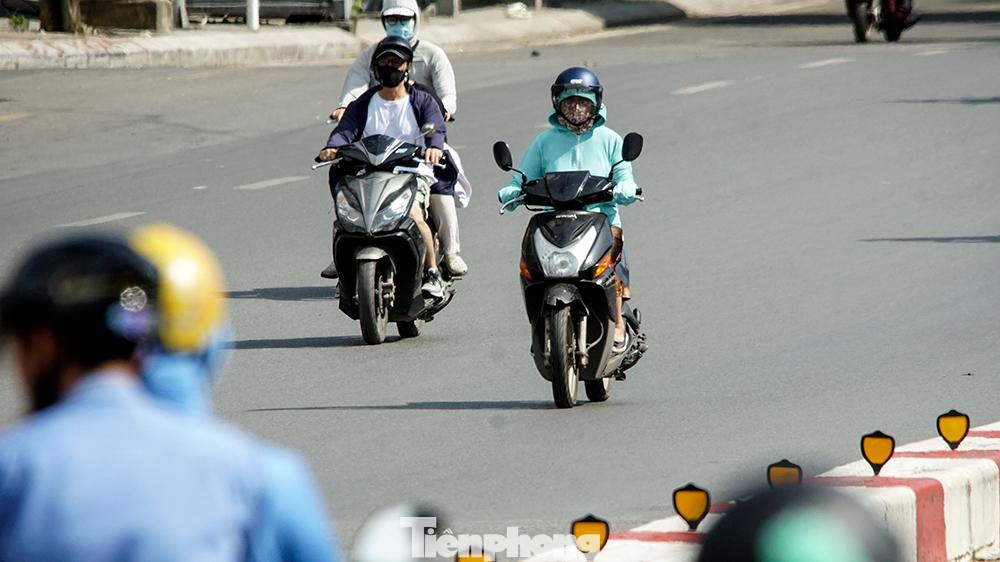 Mặt đường nhựa hấp thụ ánh sáng mặt trời mạnh nên rất nóng. Lượng nhiệt này sau đó bức xạ trở lại làm nóng những lớp không khí trên mặt đường. Mặt đường nhựa hấp thụ ánh sáng mặt trời mạnh nên rất nóng. Lượng nhiệt này sau đó bức xạ trở lại làm nóng những lớp không khí trên mặt đường.