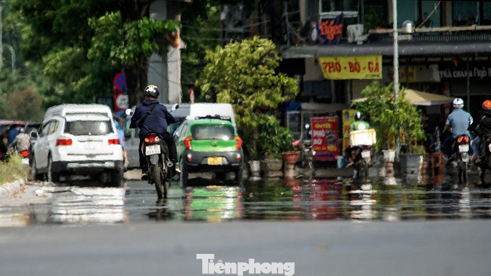 Hiện tượng phản xạ toàn phần khiến người đi đường nhìn thấy ảo ảnh của vật thể giống như vũng nước sau cơn mưa ở trên đường. Hiện tượng phản xạ toàn phần khiến người đi đường nhìn thấy ảo ảnh của vật thể giống như vũng nước sau cơn mưa ở trên đường.