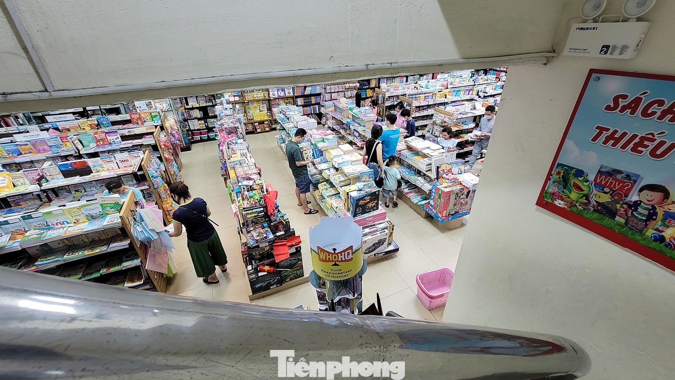 Một hiệu sách trên đường Xã Đàn thời điểm hơn 21h30 phút hôm nay.