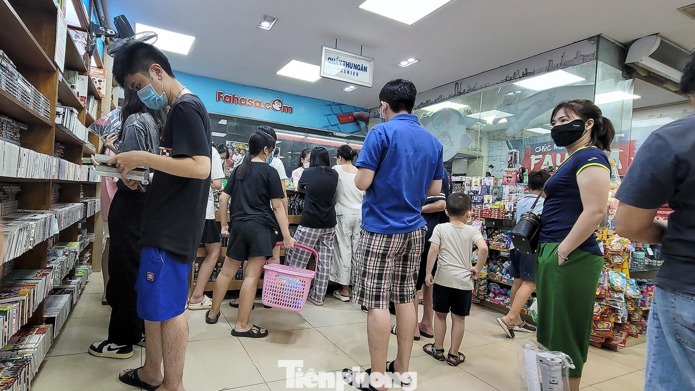 Xếp hàng dài chờ thanh toán ở hiệu sách.