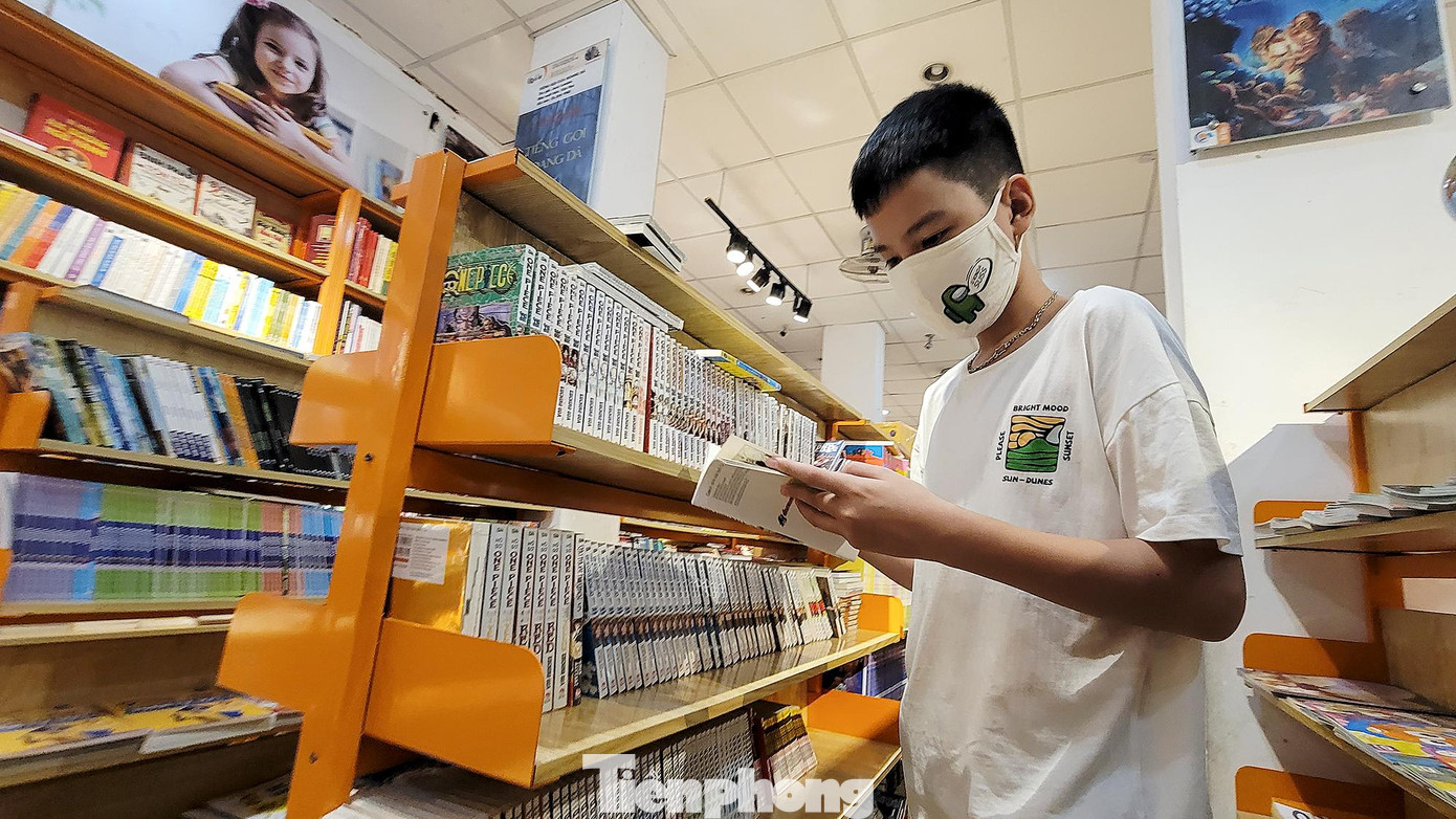 Bạn Khoa (học sinh lớp 6) tranh thủ đọc lướt cuốn truyện tranh trong buổi tối nghỉ hè cuối cùng trước khi đi học. Từ sáng mai, em và các bạn sẽ bước vào năm học mới.