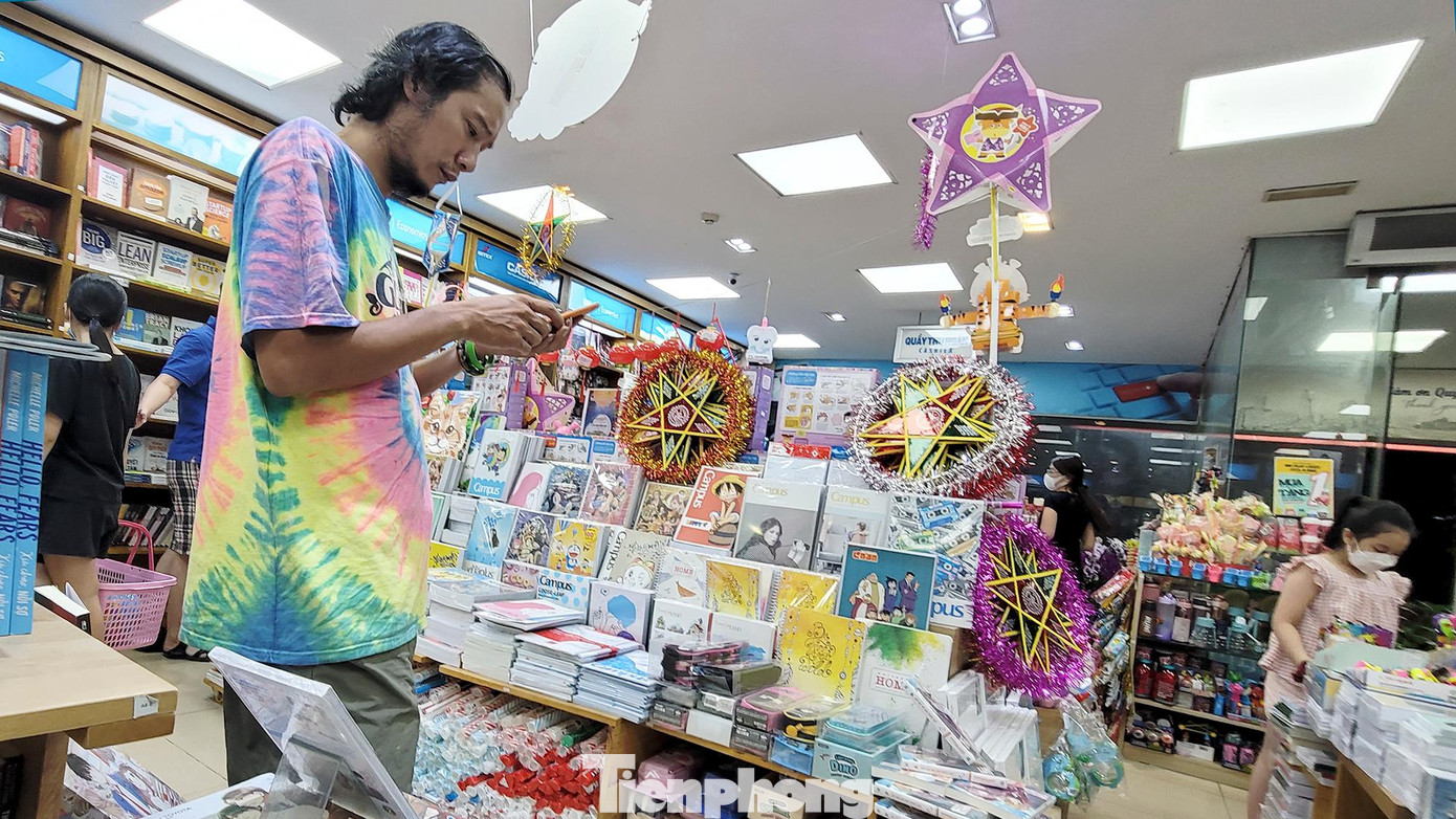 Một phụ huynh đang soát lại danh sách dụng cụ học tập và sách vở cần mua cho con.