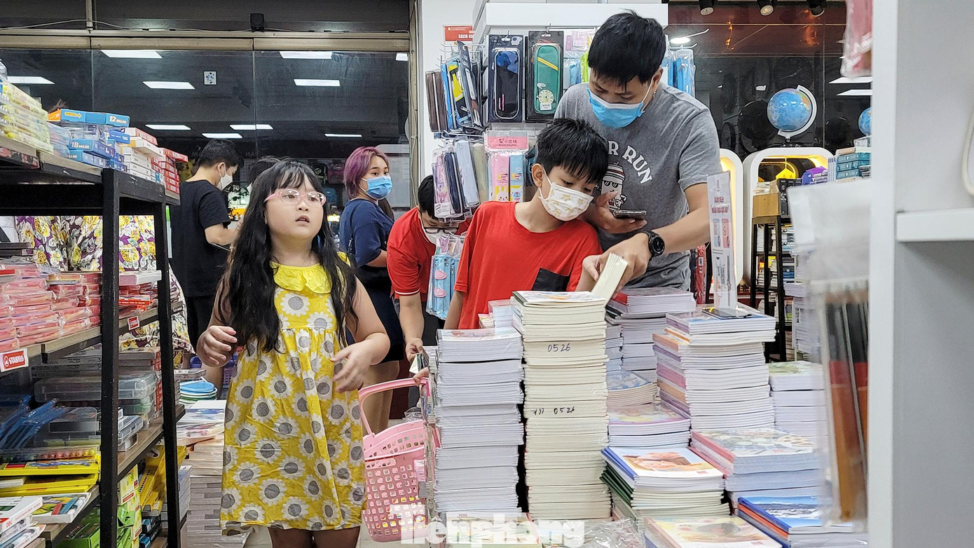 Ghi nhận tại một số nhà sách trên địa bàn thành phố Hà Nội vào tối 4/9, có rất đông phụ huynh, học sinh đến mua sắm sách vở và đồ dùng học tập.