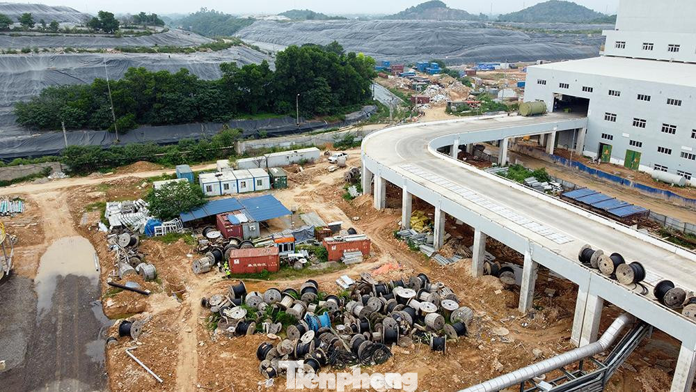 Dự án được triển khai theo 3 giai đoạn. Đến nay, các công trình, thiết bị thuộc giai đoạn 1 đã hoàn thành xây dựng, lắp đặt và sẵn sàng đi vào vận hành thử nghiệm giai đoạn 1, công suất 800 tấn/ngày - đêm.