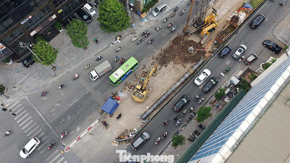 Điểm cao nhất của mặt cầu, cùng là nơi giao nhau giữa hai đường Chùa Bộc và Phạm Ngọc Thạch mới chỉ xuất hiện hai trụ cầu.